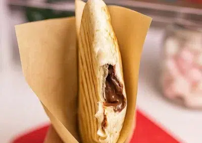 Wrap grillé avec garniture chocolatée.