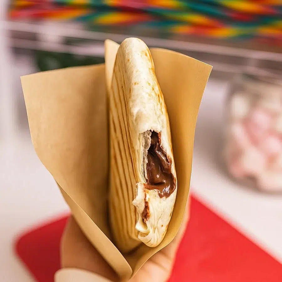 Wrap grillé avec garniture chocolatée.