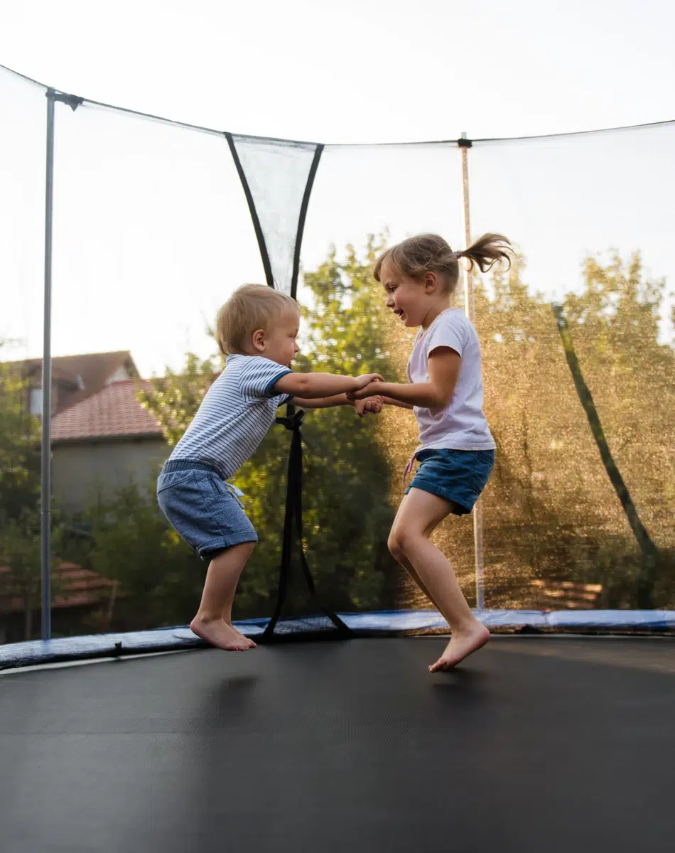 Enfants s\'amusant sur un trampoline Deux enfants jouent sur un trampoline.