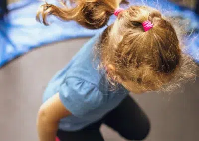 Enfant sautant sur un trampoline